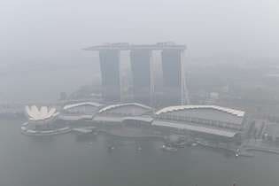 Resort Marina Bay Sands fica coberto pela névoa tóxica causada por incêndios florestais na Indonésia