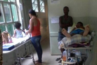 Crianças esperam por dias no hospital de Ibirité para serem transferidos pelo SUS