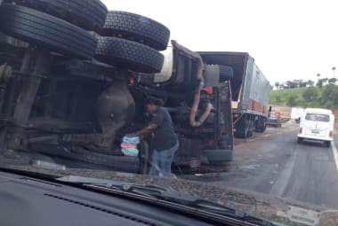 No início da manhã, o tombamento de uma carreta deixou o motorista do veículo preso às ferragens na altura do KM 516, em Igarapé, e a rodovia interditada 