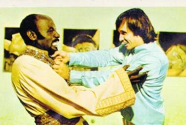 Icônico. Embaixador em cena de briga com Roberto Carlos, na contra-capa da VHS do Rei