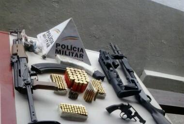 Armas teriam sido abandonadas durante perseguição policial, segundo o caseiro preso