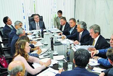 Guerra. 
Renan Calheiros fez reunião, ontem, com a Mesa Diretora do Senado antes de tomar decisão