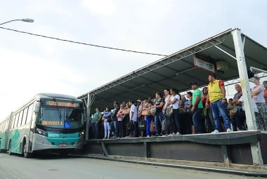 Precário. Passageiros reclamam da situação improvisada do terminal do Move Metropolitano em Justinópolis, Ribeirão das Neves 