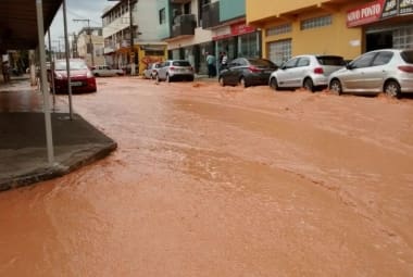 Água toma conta da avenida  Lélis Camilo, no Centro de Nova Serrana 