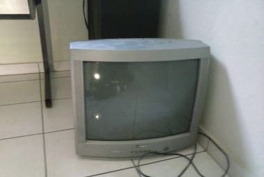 A TV, de um modelo mais antigo, caiu com todo o peso sobre o abdome da criança