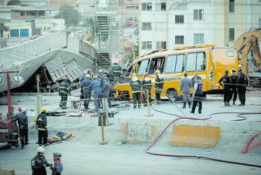 Tragédia. Estrutura de 3.000 toneladas desabou no meio da tarde, matando duas pessoas e deixando 23 feridas em plena Copa do Mundo