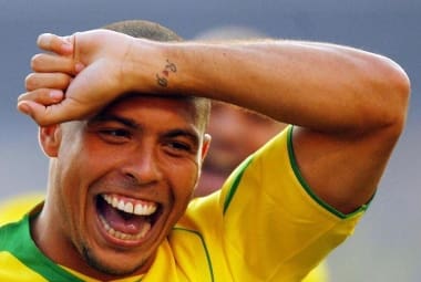 Ronaldo mostra tatuagem com iniciais do casal durante jogo das eliminatórias da Copa do Mundo
