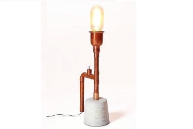 Criada pelo designer Alberth Diego, a luminária produzida em cobre e concreto é uma homenagem a Albert Einstein. Onde: casaquetem.com.br; Quanto: R$ 490