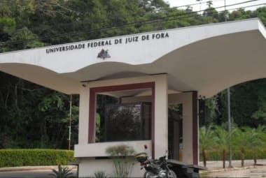 Universitários ocupam reitoria da UFJF desde segunda-feira (18)