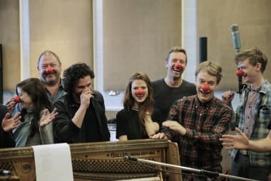 Coldplay e elenco de "Game of Thrones" gravam vídeo para a campanha Red Nose Day