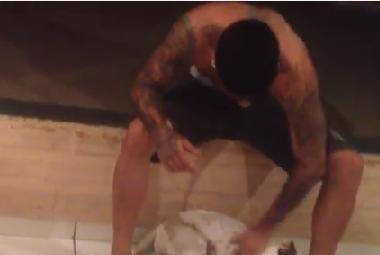 Jovem tatuador postou vídeo na internet para se defender de acusações