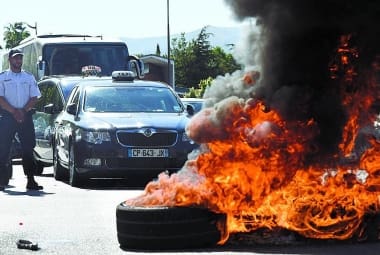 Revolta. 
Taxistas de Paris, na França, queimaram pneus ontem em protesto contra aplicativo Uber