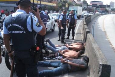 Os quatro suspeitos foram detidos pela Guarda Municipal na avenida Cristiano Machado 