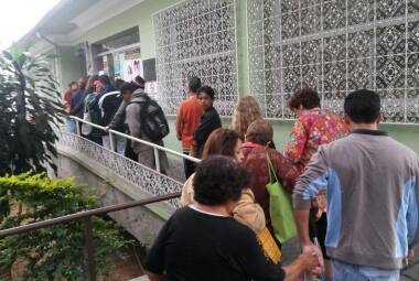 A fila ficou grande no centro de saúde Carlos Chagas na manhã desta quinta-feira