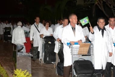 Médicos cubanos desembarcam no aeroporto de Brasília em outubro de 2013 