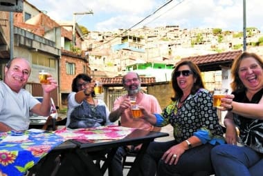 Clientela. A empresária Maraísa Neves (primeira à esq.) e seus amigos ‘batem cartão’ no bar