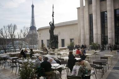Turistas e locais na cafeteria Modern Art Museum, em Paris, com vista para a Torre Eiffel 