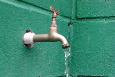 Torneira água falta de água corte de água copasa desperdício abastecimento