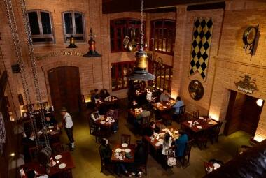 Restaurante. Ambiente da Therezópolis, que reproduz na decoração e no cardápio bares do início do século XX