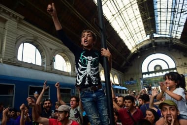 Hungria fecha estação de trens para refugiados