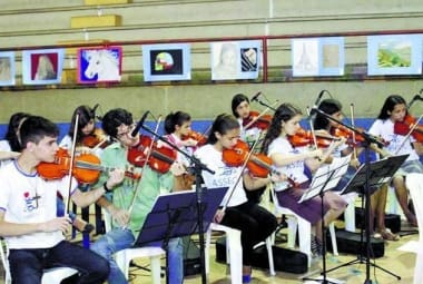
Jovens podem participar de aulas de música entre outras atividades
