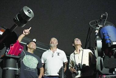 Paixão. 
Amantes da astronomia, Cristóvão Jacques, Eduardo Pimentel e João Ribeiro, observam o céu