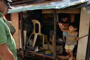 Um total de 702 milhões de pessoas, contra 902 milhões em 2012, deverão viver este ano abaixo da linha de pobreza, como essa família nas Filipinas