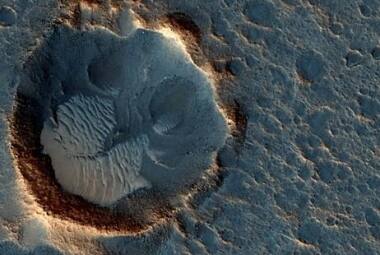 Cratera na planície de Acidalia, em Marte, local onde pousou missão fictícia do filme "Perdido em Marte" 