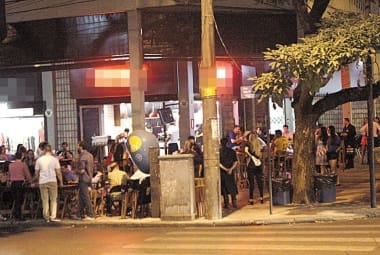 Queixa. Público continua na rua mesmo após venda de espetinhos ser encerrada, reclama associação