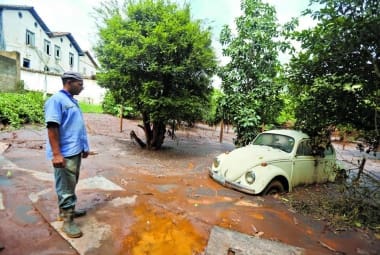Prejuízos. José Márcio dos Santos observa os locais atingidos pela lama da barragem da Samarco
