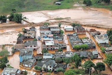 Desastre. Em janeiro de 2007, o rompimento de uma barragem arrasou a cidade de Miraí, na Zona da Mata