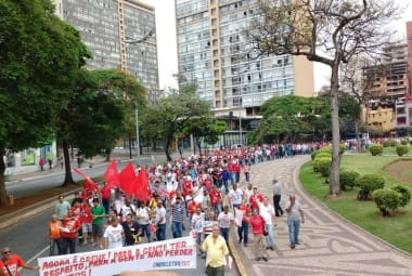 Cerca de 2.000 eletricitários caminharam do bairro Santo Agostinho até a praça da Estação 