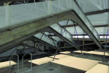 Em instalação, Teixeira convida o público a caminhar sobre antigo telhado