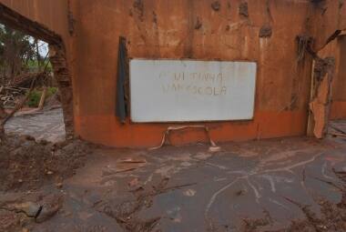 Escola foi destruída, no distrito de Bento Rodrigues, pelo "mar de lama"