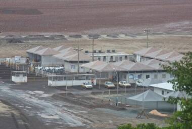 A rompimento da barragem de rejeitos de mineração provocou uma enxurrada de lama que soterrou o distrito de Bento Rodrigues