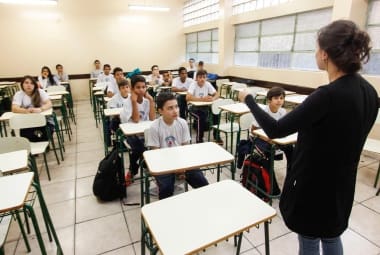 Professores que lecionam no ensino fundamental no Brasil ganham menos da metade do salário médio pago aos docentes dos 35 países-membros da OCDE