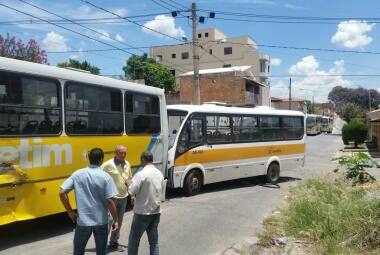 Acidente entre ônibus e micro-ônibus escolar assusta moradores 