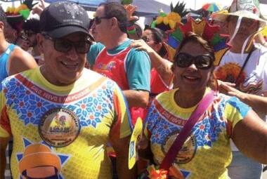 O advogado Carlos Venâncio e sua esposa Elizabeth acompanharam o Galo da Madrugada deste ano, em Recife.