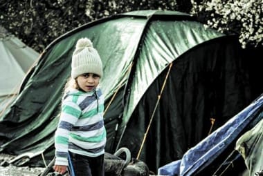 
Criança caminha no campo de refugiados em Grande-Synthe, na França