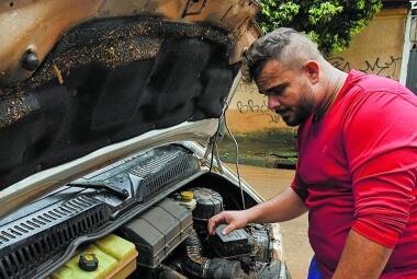 Prejuízo. Após córrego Sarandi transbordar, lama destruiu carro de morador do bairro Santa Terezinha 