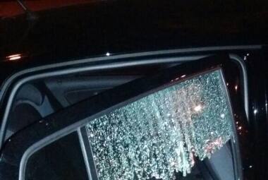 Vidro do banco de trás de um carro da Uber foi quebrado depois que um tijolo foi arremessado na madrugada de sábado (23) na av Raja Gablaglia