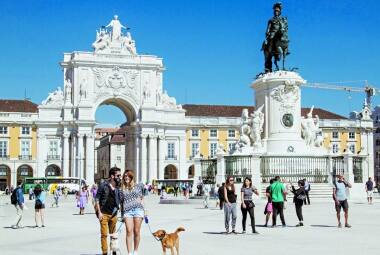 Viajados - Felipe, Debbie, Luca e Lisa passeiam pela Praça do Comércio em Lisboa 