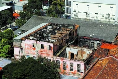 Chamas. Anexo da Santa Casa, no bairro Santa Efigênia, na capital, ficou completamente destruído após incêndio que durou duas horas