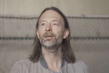 Thom Yorke, vocalista do Radiohead, em cena do clipe "Daydreaming", de Paul Thomas Anderson