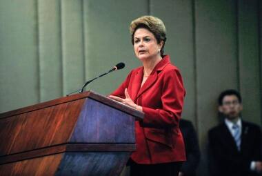 Dilma Rousseff criticou a suspensão das diligências no inquérito que investiga o senador Aécio Neves