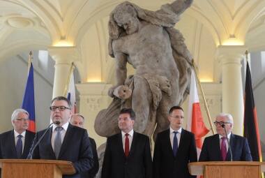 Ministros das Relações Exteriores alemão e francês pediram que se reforce a integração política na Europa 