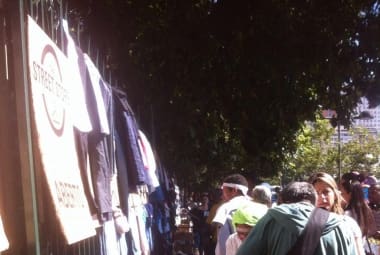 Street Store distribui roupas doadas para moradores de rua em Belo Horizonte