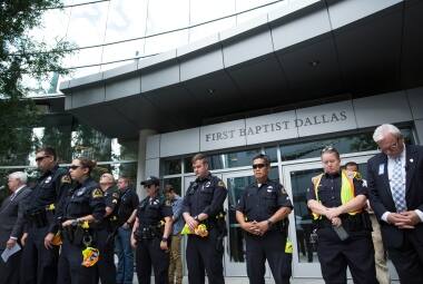 Polícias se juntaram para rezar por agentes que foram vitimas dos ataques em Dallas  
