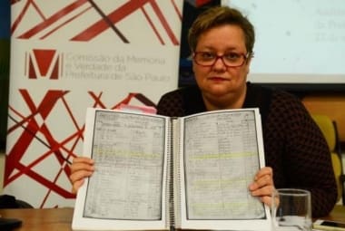 Joana Monteleone mostra os livros de portaria do DOPS durante participação da audiência pública da Comissão da Memória e Verdade da Prefeitura de São Paulo na Câmara Municipal