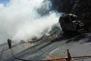 Acidente gerou incêndio na BR-251, no Norte de Minas